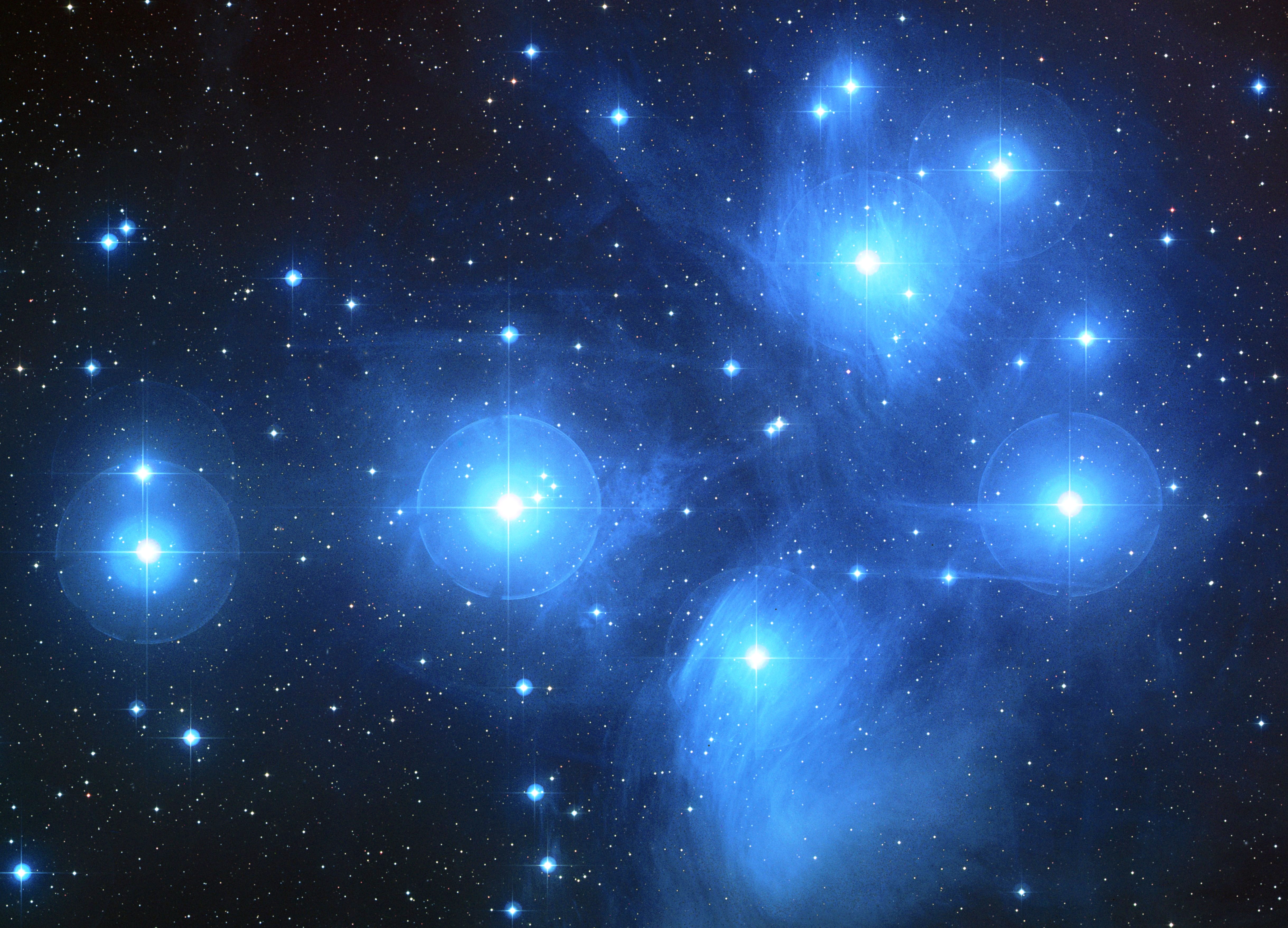 L'amas des Pléiades est un groupe de milliers de jeunes étoiles chaudes nées en même temps ou presque dans un nuage moléculaire. Il s'agit d'un amas ouvert d'étoiles qui se seront dispersées dans quelques centaines de millions d'années. Le Soleil est née dans un amas similaire de sorte qu'il a alors dû passer relativement près de plusieurs de ses jeunes sœurs. © Nasa