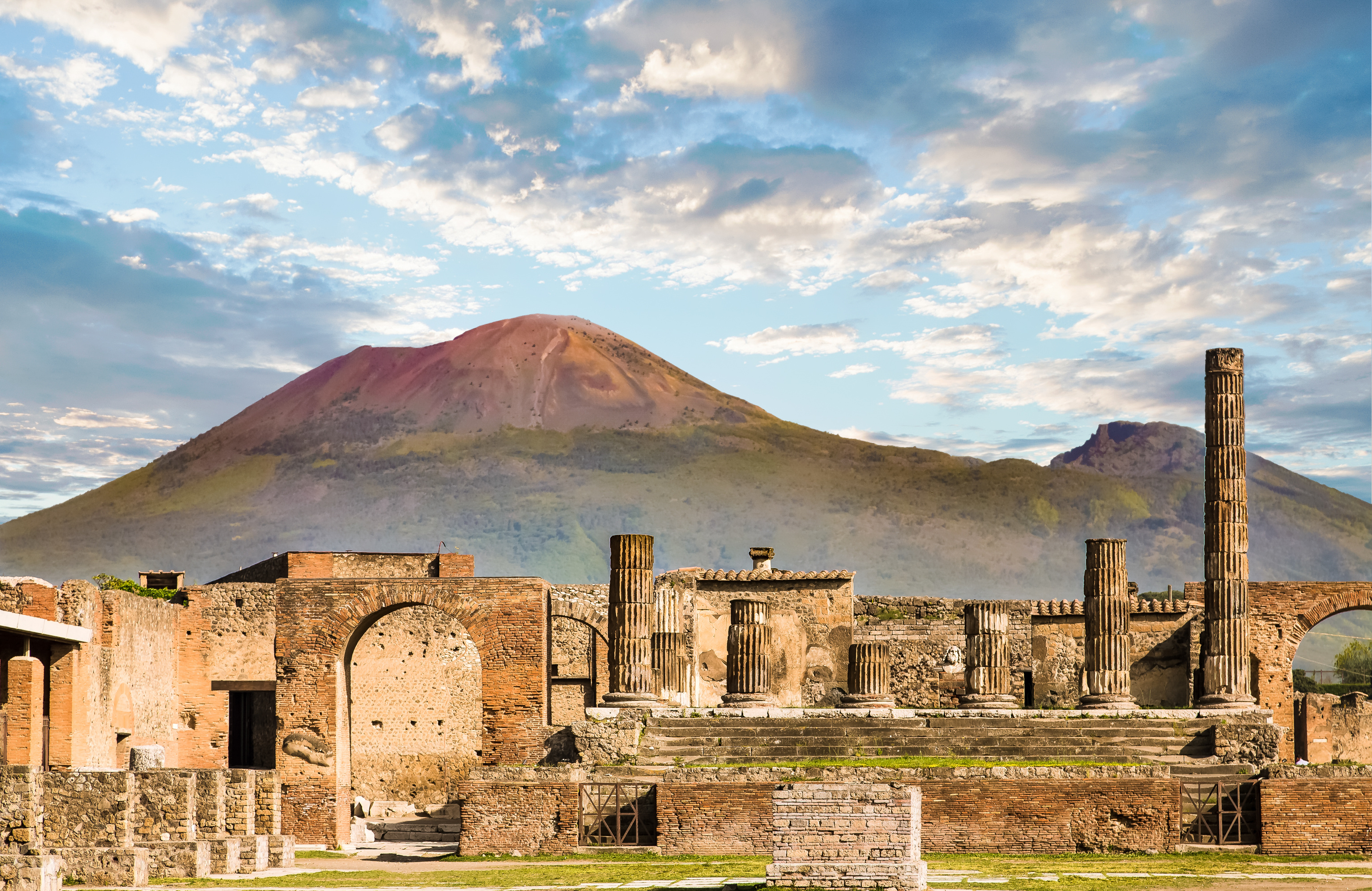 Les ruines de Pompéi et le Vésuve en arrière-plan. © dbvirago, Adobe Stock