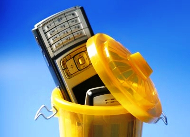 Les smartphones sont notamment concernés par la nouvelle réglementation sur le recyclage des petits équipement électroniques. © tonobalaguerf, shutterstock.com
