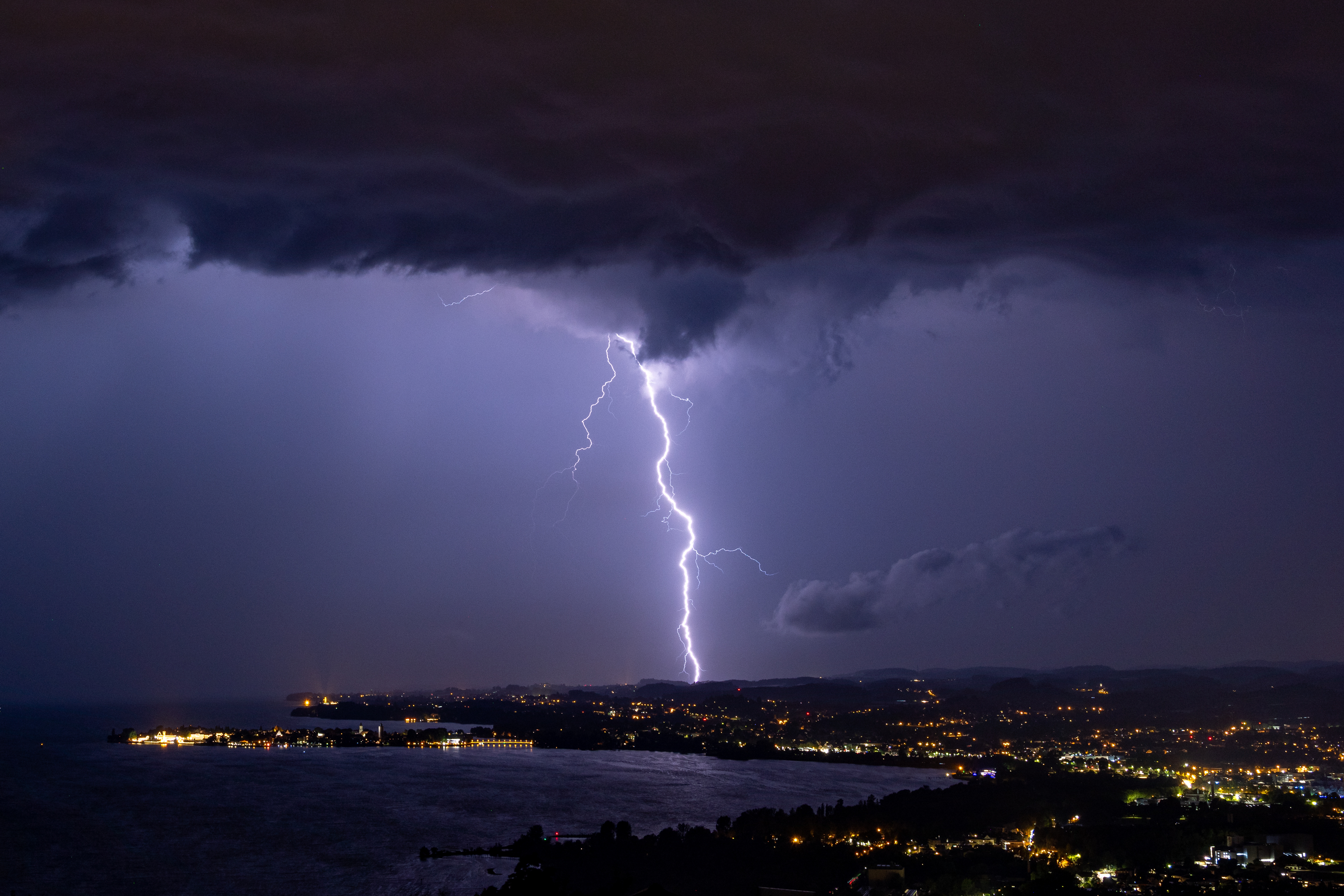 Les orages d’été, des phénomènes météorologiques aussi impressionnants qu’imprévisibles. © Simon van Hemert, Adobe Stock