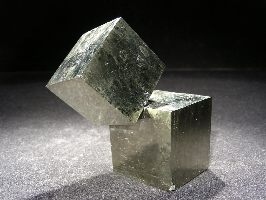 La pyrite est une espèce minérale composée de disulfure de fer, de formule FeS2. Son nom dérive d’un mot grec signifiant littéralement « pierre à feu ». La forme cristalline dominante de la pyrite est celle d’un cube. Il s'agit d'un minerai particulièrement riche en fer. © L.Carion, www.carionmineraux.com