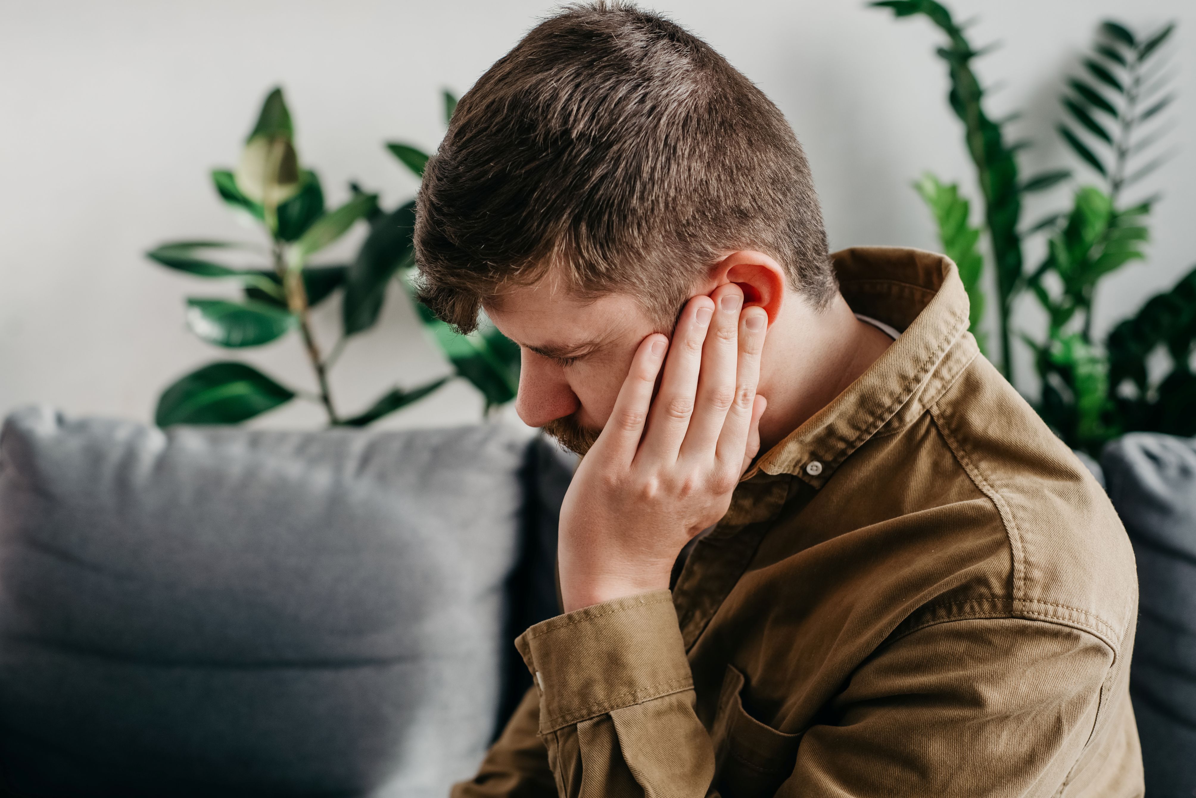 Les remèdes naturels contre les acouphènes incluent plantes médicinales, relaxation et thérapies douces pour soulager les sifflements persistants dans les oreilles. © Yura Yarema, Adobe Stock
