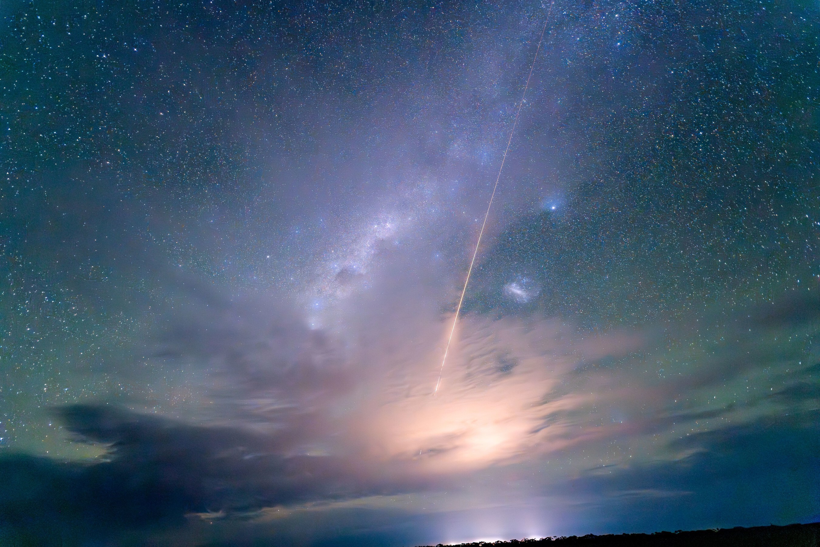 Magnifique image de la traversée du ciel australien par la capsule W-2. © Varda Space