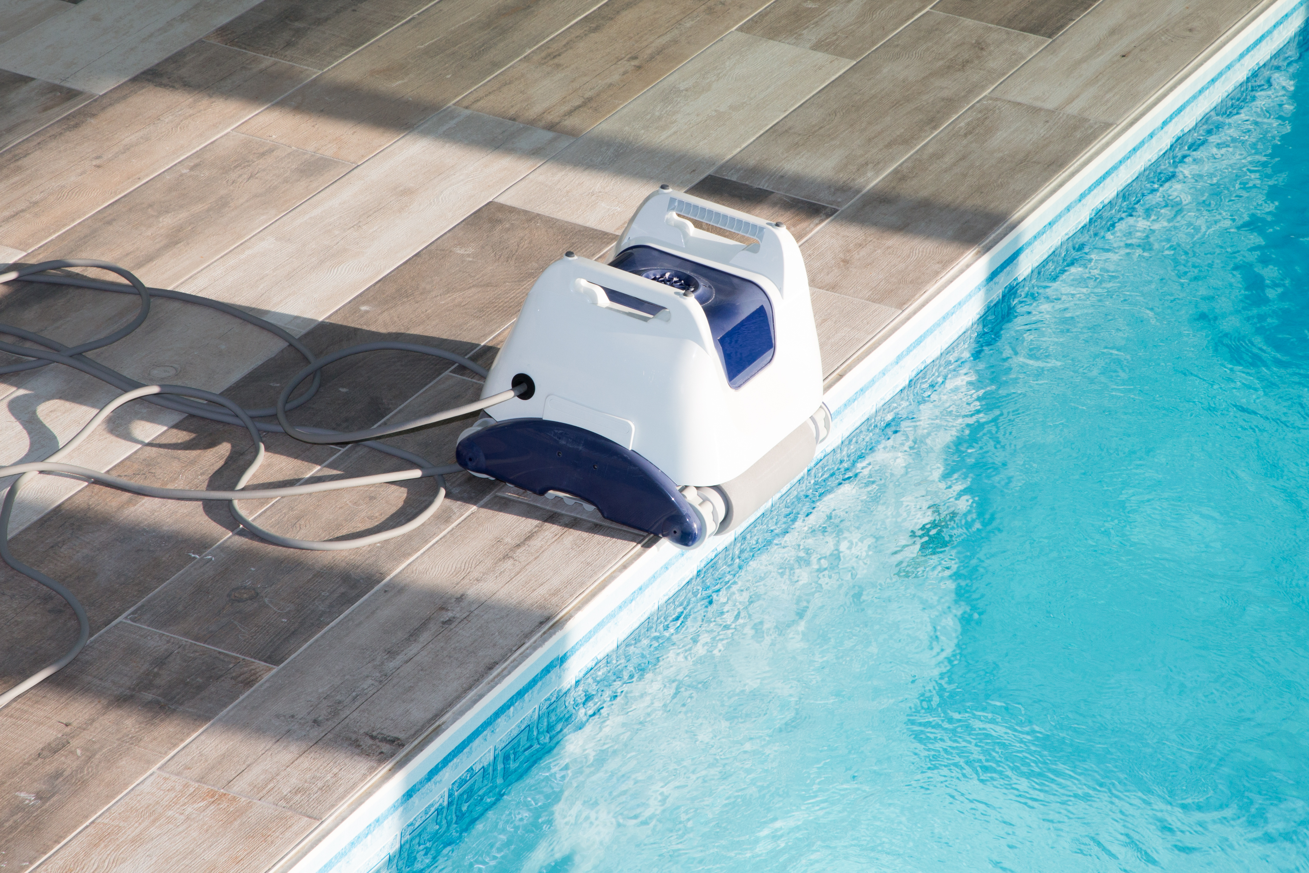 L'achat d'un robot de piscine est indispensable pour un entretien optimal de votre bassin © OceanProd, Adobe Stock