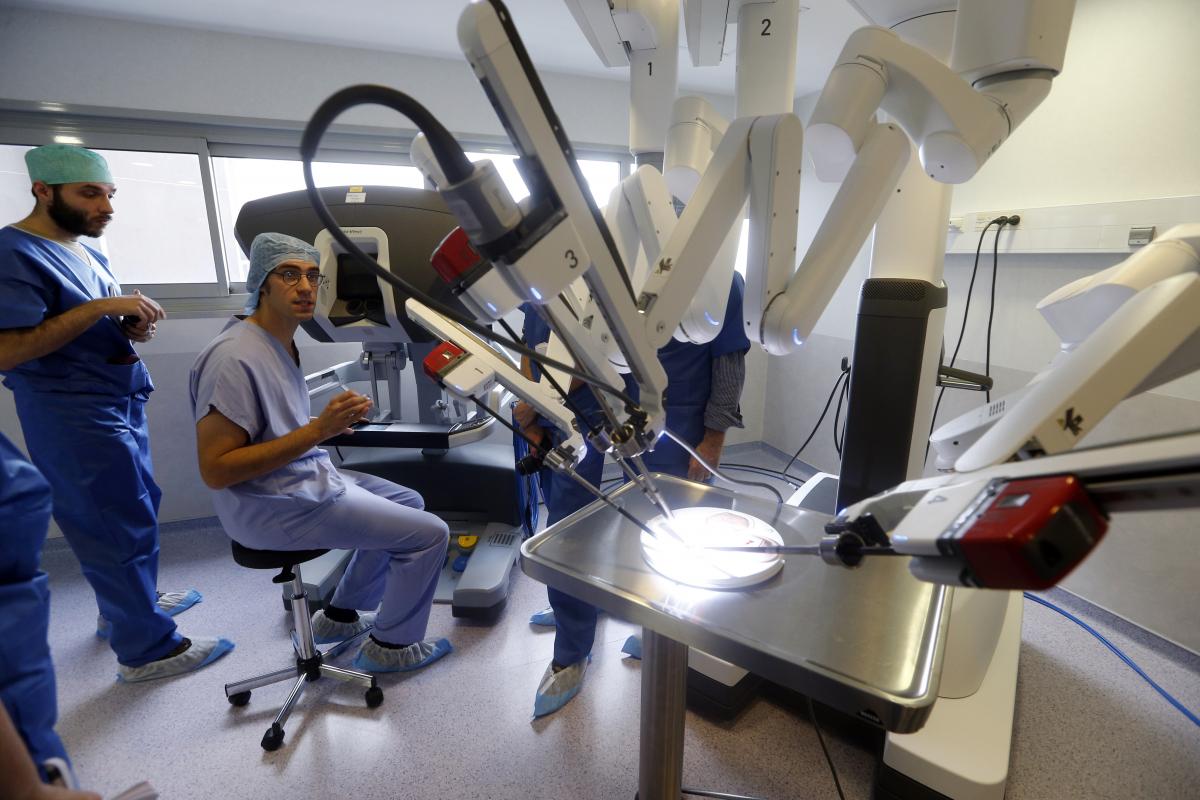 Le robot Da Vinci Xi du centre Gustave-Roussy n'est bien sûr&nbsp;pas capable de réaliser des opérations chirurgicales en autonomie. Cet outil se rapproche des robots utilisés depuis longtemps dans l'industrie nucléaire pour la télémanipulation. © AFP, François Guillot