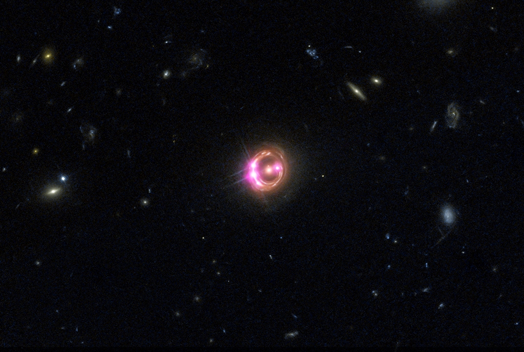 L'anneau d'Einstein, que l'on voit ici sur cette image composite réalisée à partir d'observations réalisées dans le visible avec Hubble et dans le domaine des rayons X avec Chandra, montre des images démultipliées du quasar RX J1131-1231. Il s'agit d'un effet de lentille gravitationnelle provoqué par une galaxie elliptique massive s'étant interposée entre ce quasar et nous. © Rayons X : Nasa, CXC, université du Michigan, R. C. Reis et al. ; optique : Nasa, STScI