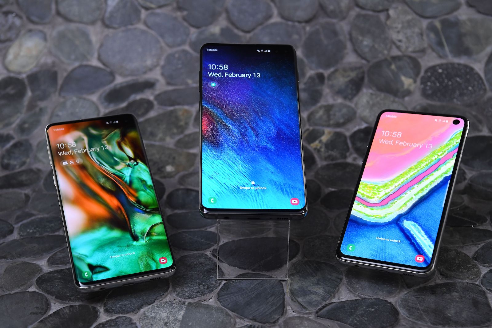 La gamme Galaxy S10 se décline en trois modèles avec un trou dans l'écran, plutôt qu'une encoche pour une surface d'affichage optimisée. © Samsung