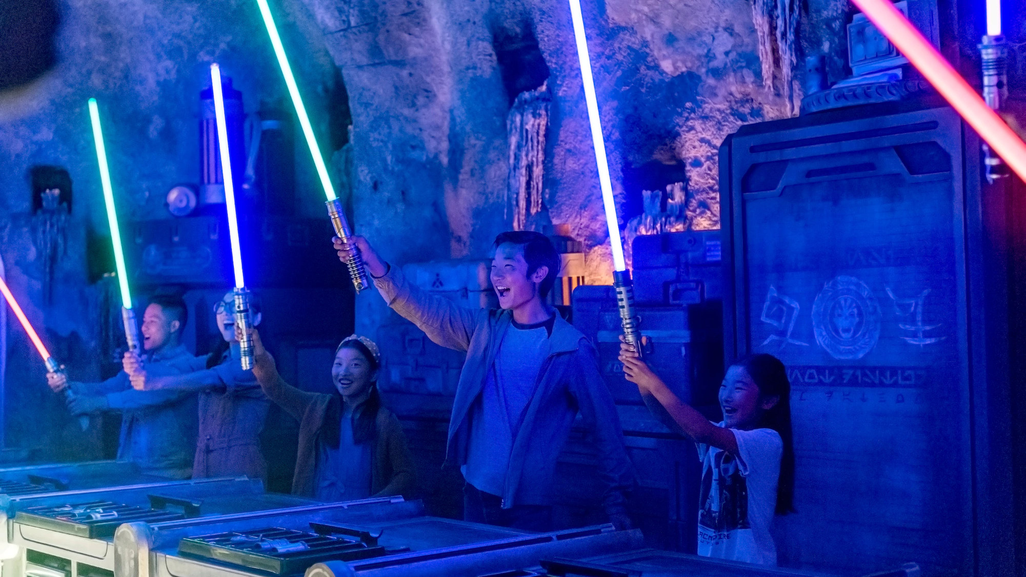 Le sabre laser sera bientôt disponible dans un parc d'attraction. © Disney
