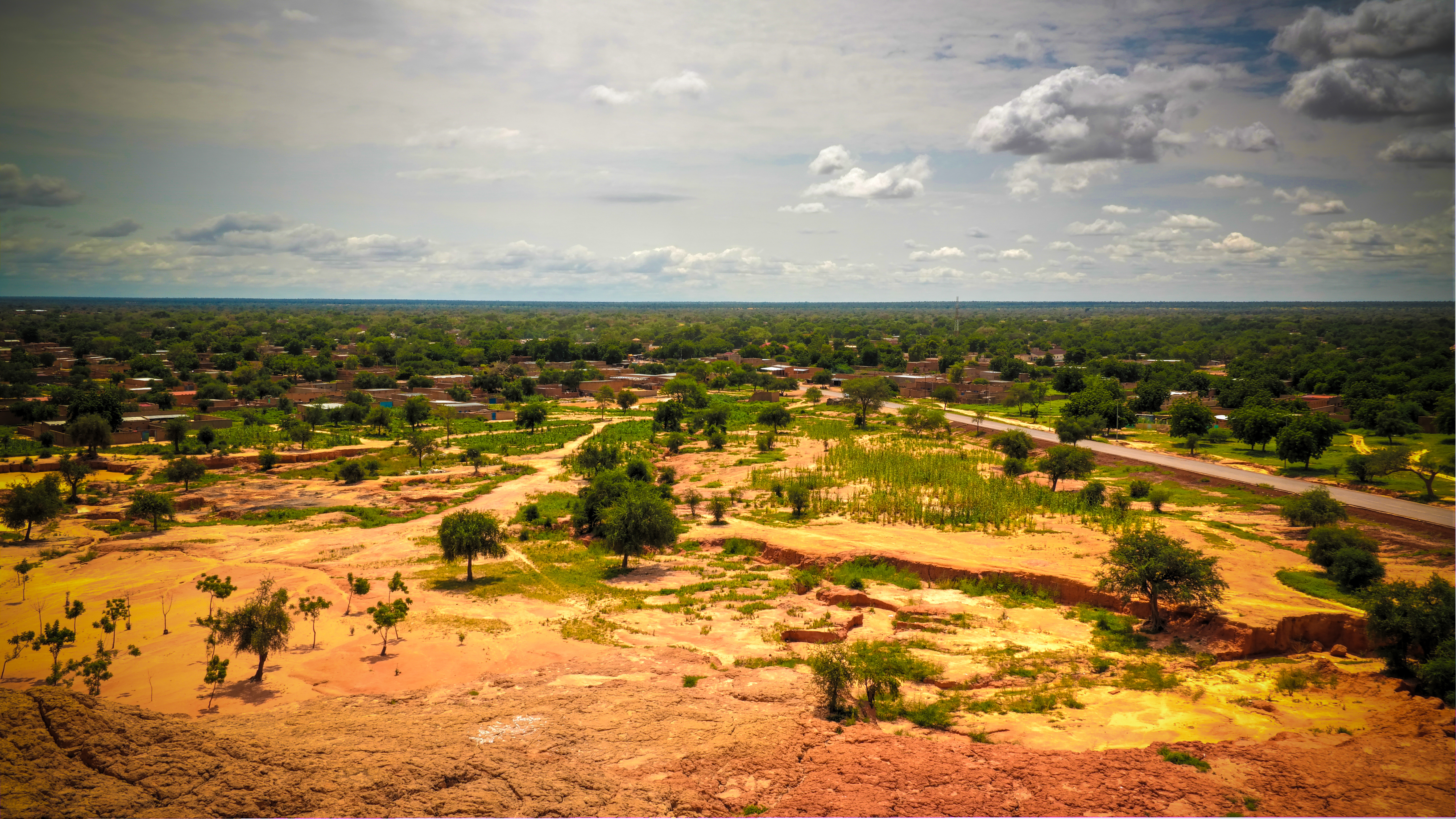 Le Sahel désigne la bande longeant l'Afrique d'ouest en est, qui délimite la partie désertique au nord et les savanes au sud. © homocosmicos, Adobe Stock