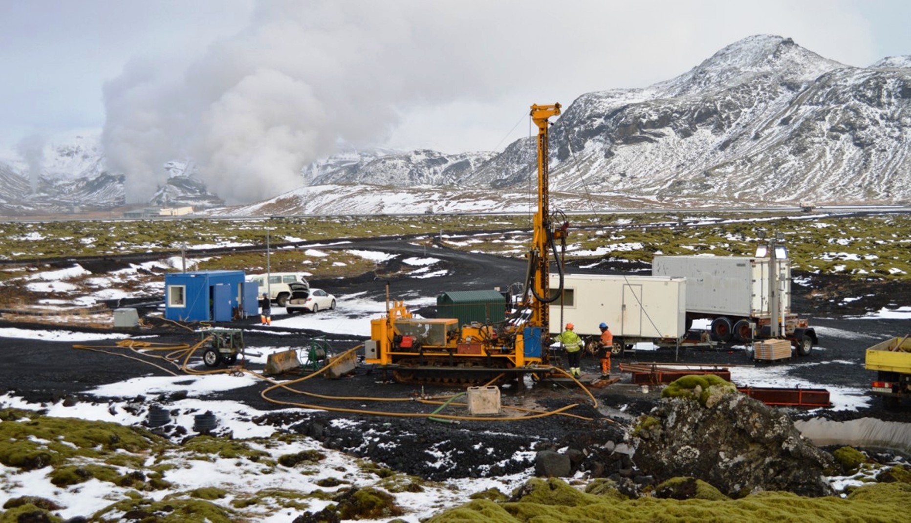 Une vue du projet CarbFix, non loin d'un champ géothermique, en Islande. Il consiste à injecter de l'eau chargée en gaz carbonique dans du basalte pour, in fine, stocker le CO2 sous forme de carbonates. © Juerg Matter
