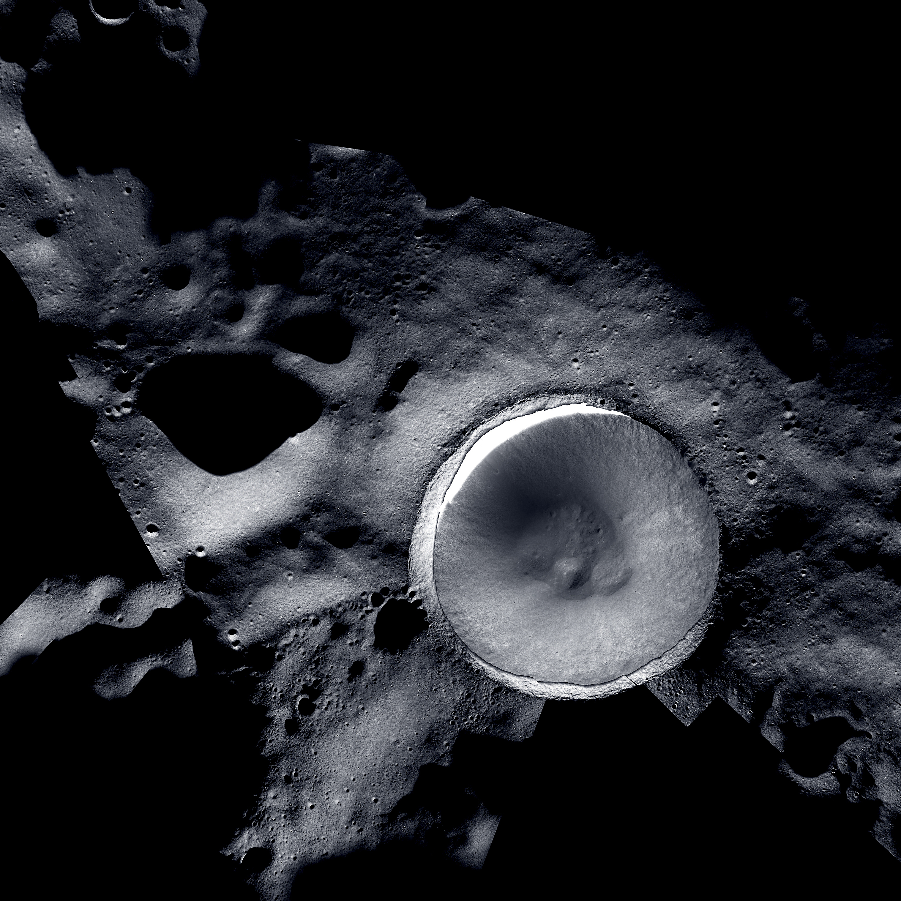 Formée grâce à une combinaison d'images prises par les sondes LRO et Danuri, cette photo du pôle Sud de la Lune permet d'admirer les détails du cratère. © Nasa, KARI
