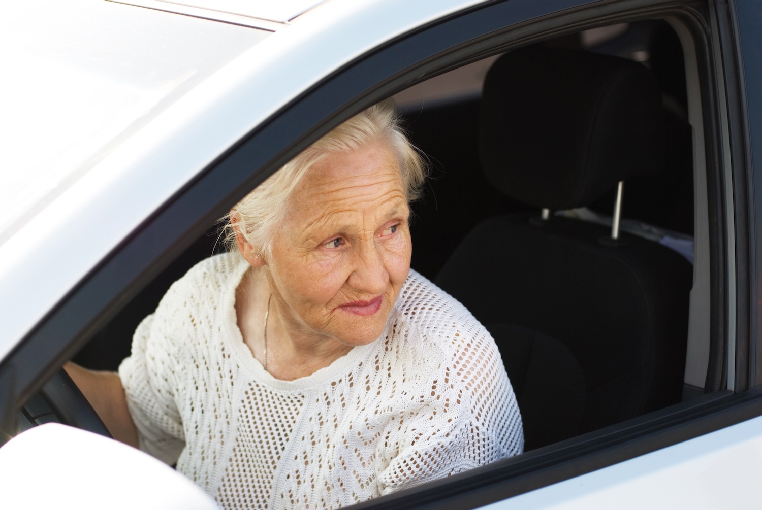 Une nouvelle étude américaine montre que les personnes âgées qui continuent à prendre le volant sont en meilleure santé. © Nika Art, shutterstock.com
