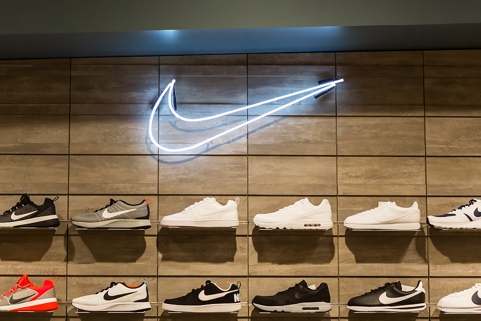 Jusqu’à 50 % de réduction chez Nike avant la rentrée. (Source : Shutterstock)