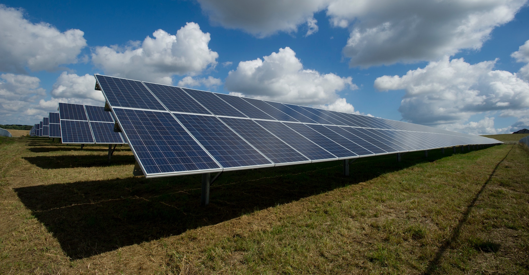 Les chercheurs ont toujours de nouvelles idées pour améliorer l’efficacité des panneaux solaires photovoltaïques. Cette fois, ils imaginent recourir à des nanoparticules recouvertes de colorants organiques. © American Public Power Association, Unsplash