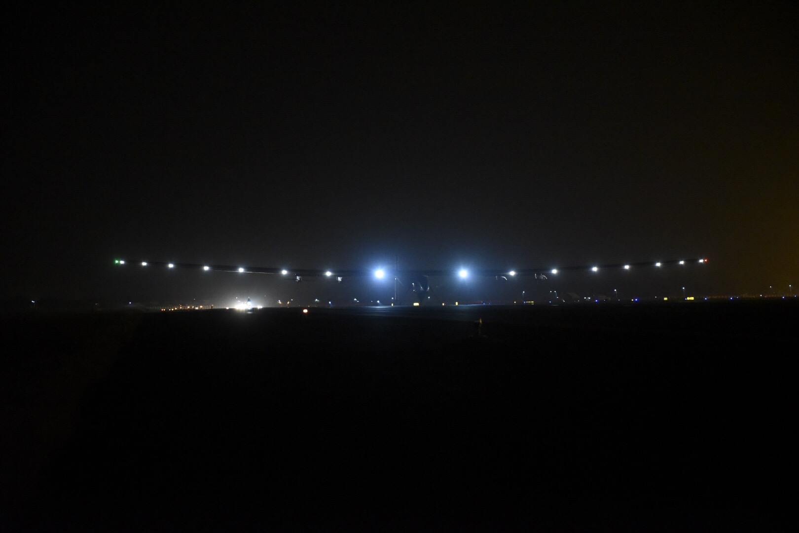 À 23 h 25 (17 h 55 TU), le mardi 10 mars 2015, Bertrand Piccard a atterri avec l'avion SI2 à Ahmedabad. Il avait décollé de Mascate le matin. Le vol a duré un peu moins de 16 heures. © Solar Impulse 