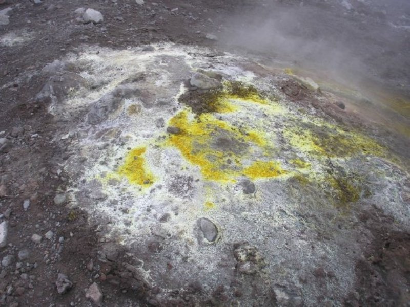 Selon les chercheurs, un liquide riche en soufre se serait formé et aurait plongé au centre de la Terre. Ici, des dépôts de soufre au sommet de l'Etna, le célèbre volcan sicilien. © Laurent Sacco