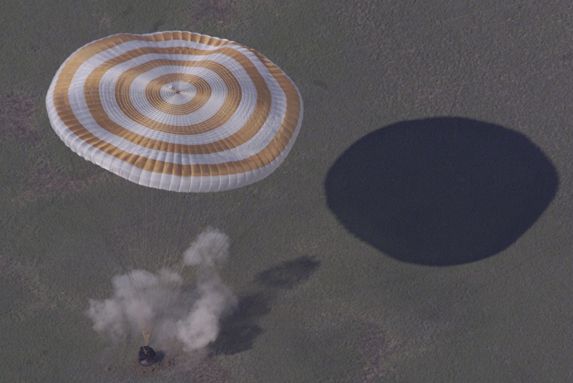 Parachute ouvert, atterrissage d'une capsule Soyuz de retour de la Station spatiale internationale. © ESA, S. Corvaja