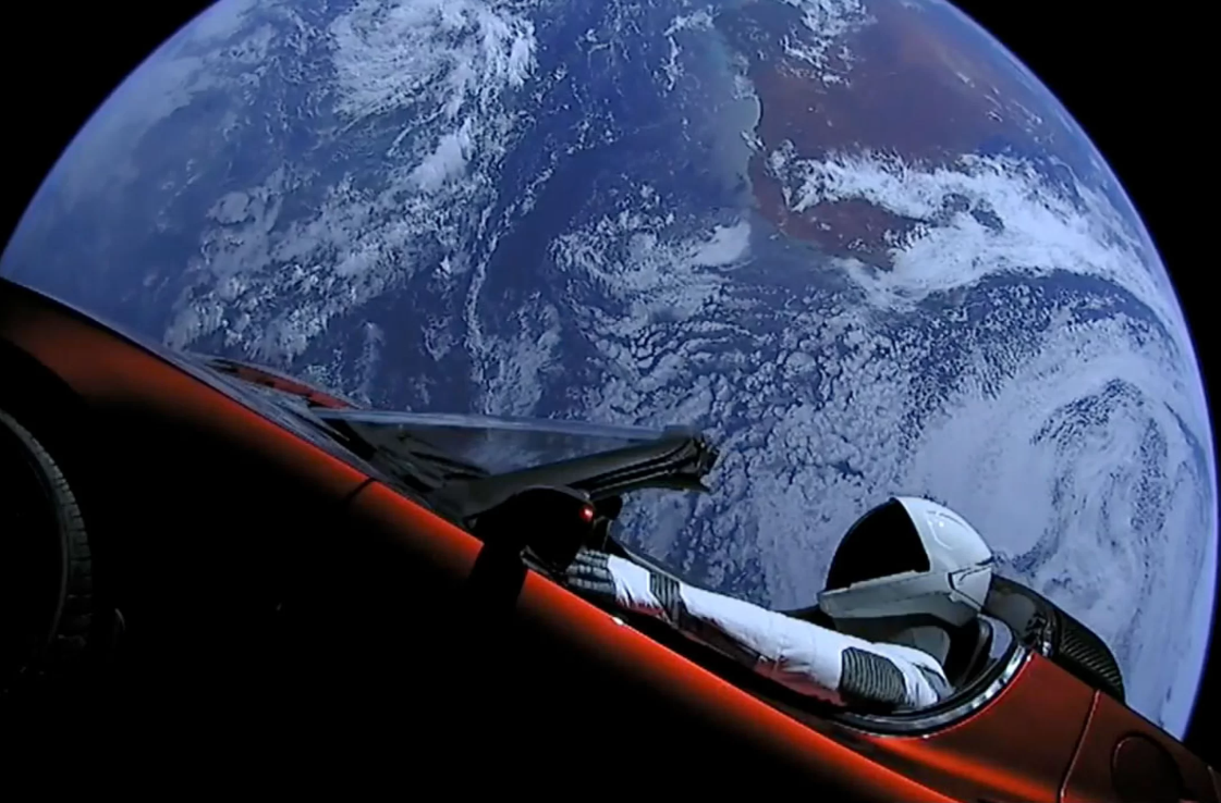 Une Tesla Roadster a été envoyée vers Mars par une fusée Falcon Heavy en février. Neuf mois plus tard, SpaceX annonce que la voiture se trouve au-delà de la planète rouge. © SpaceX