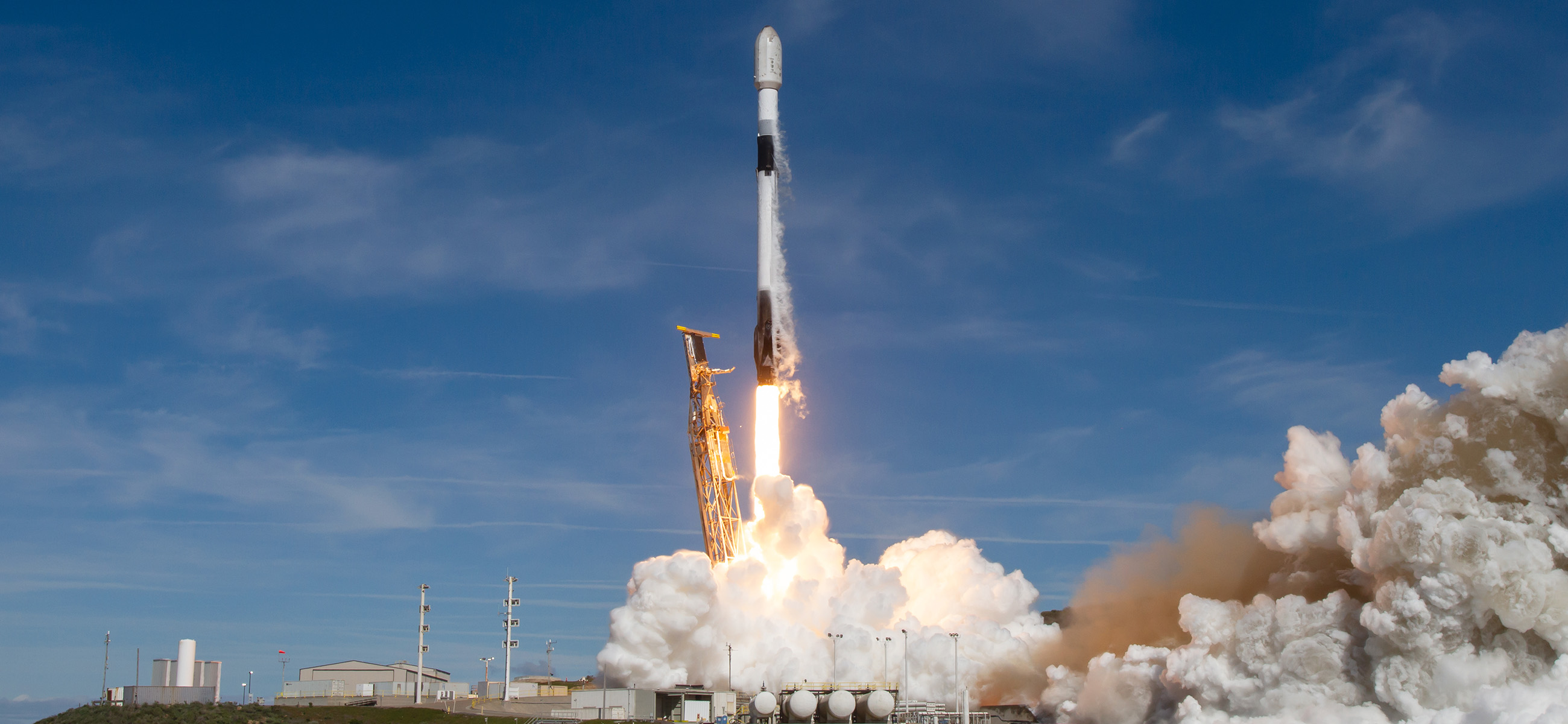 Décollage d'une fusée Falcon 9 de SpaceX. Le même jour qu'au déploiement des satellites Riri, Fifi, Loulou, SpaceX a opéré deux autres vols, dont un avec un nouvel équipage d'astronautes à destination de l'ISS. © SpaceX