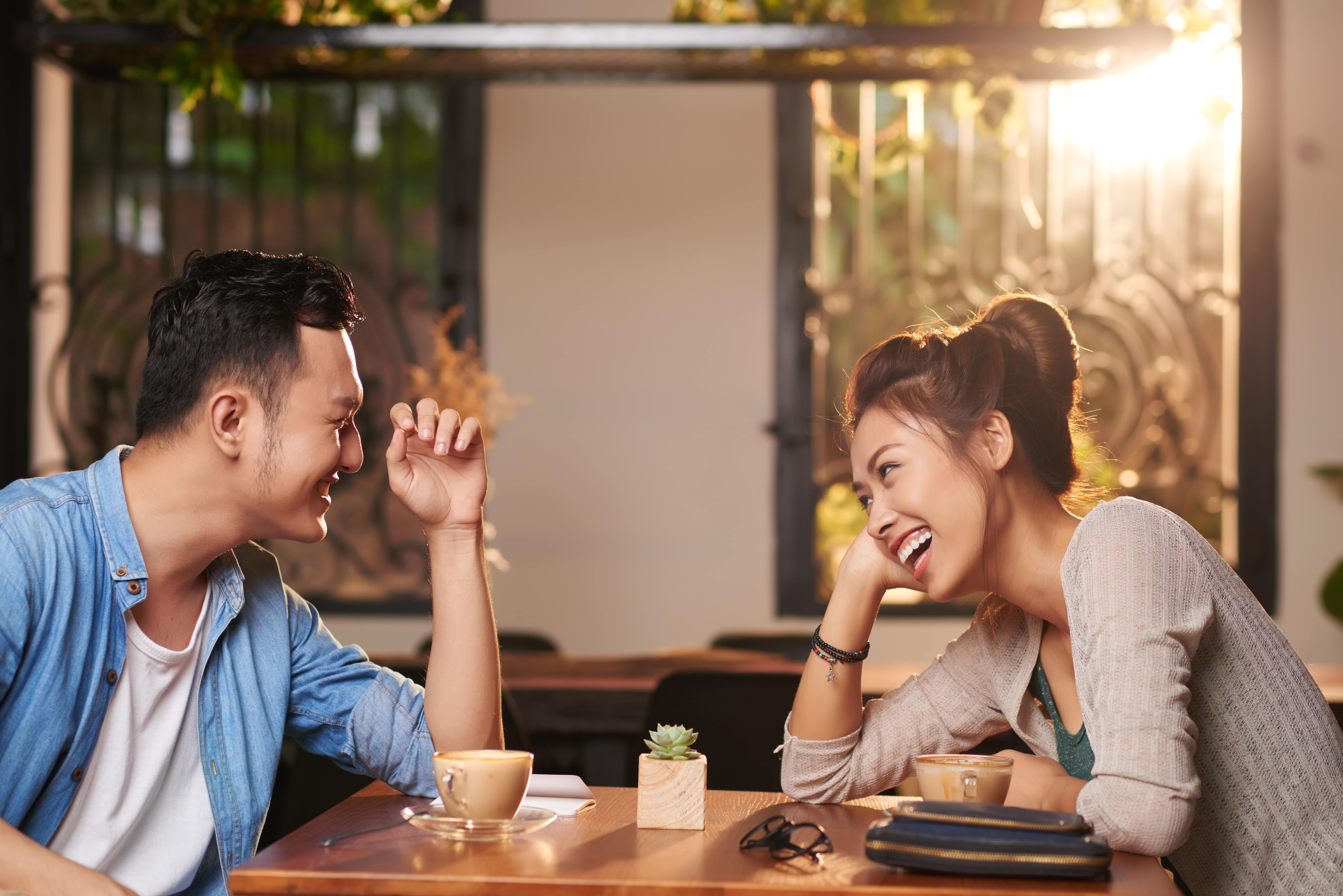À l'issue d'un speed dating, les participants auraient une impression plutôt fiable de la personnalité des autres personnes. © DragonImages, Adobe Stock