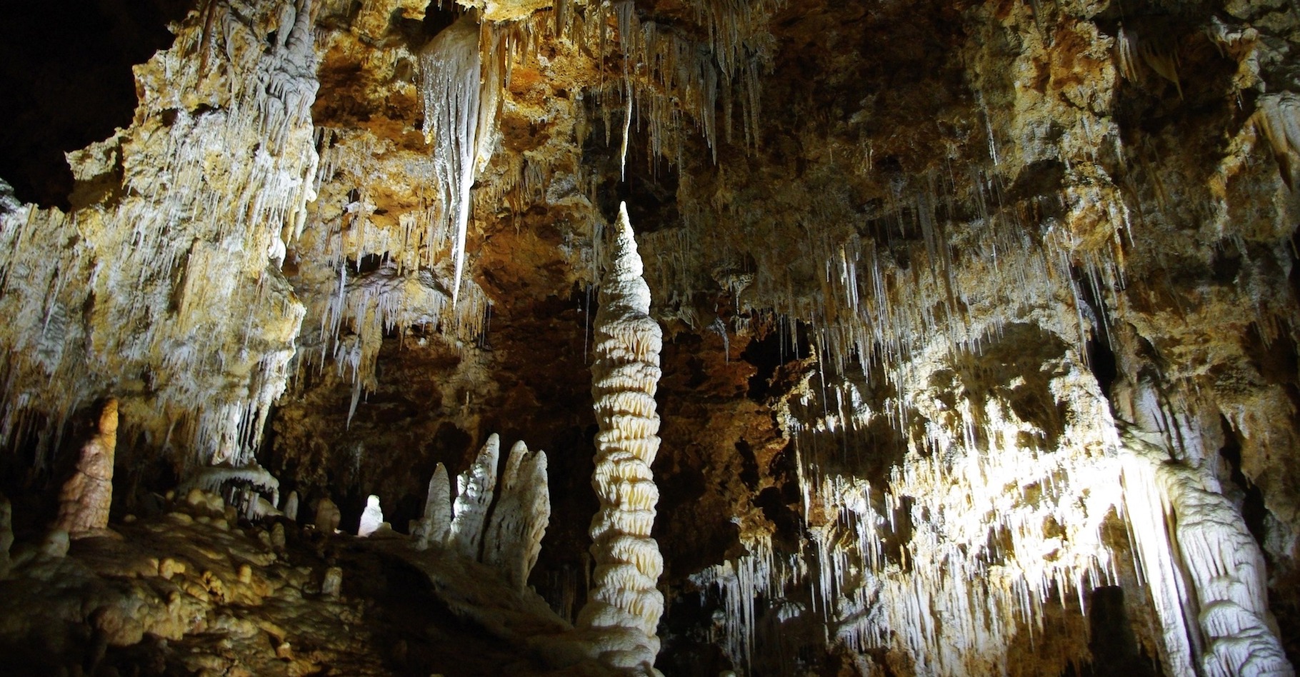 Une stalagmite est une formation calcaire qui apparaît sur le sol d’une grotte. © danydory, Pixabay, CC0 Creative Commons