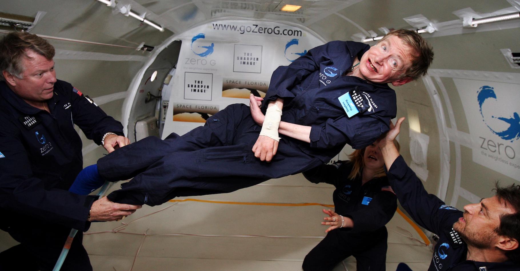 L’initiative de Stephen Hawking — ici pendant un vol dans un avion « zéro G » — de rendre sa thèse accessible au public inspirera-t-elle d’autres grands scientifiques ? C’est ce qu'espère l’université de Cambridge — qui a vu passer presque 100 lauréats de prix Nobel. © Jim Campbell, Aero-New Network, Wikipedia, Domaine public