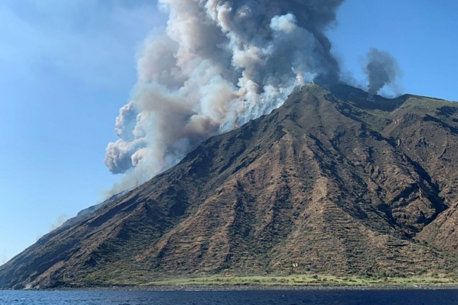 Éruption du 3 juillet 2019 à Stromboli. © Mario Calabresi, Twitter account of @mariocalabresi/AFP