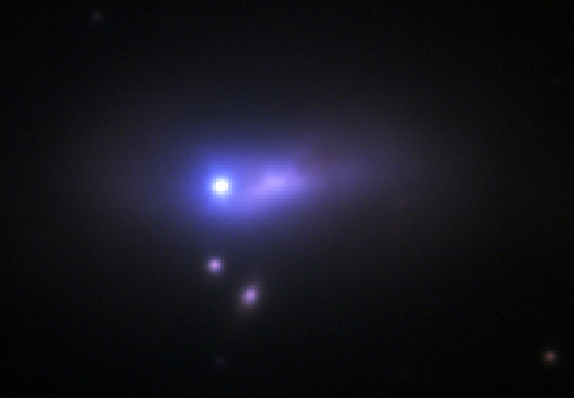Cette image de la supernova&nbsp;2012cg a été prise avec le télescope de 1,2&nbsp;m du Fred Lawrence Whipple Observatory. Elle montre en violet la galaxie spirale NGC&nbsp;4424 située à 50 millions d’années-lumière de la Voie lactée. La supernova apparaît en bleue sur la bordure de la galaxie. © Peter Challis, Harvard-Smithsonian CfA