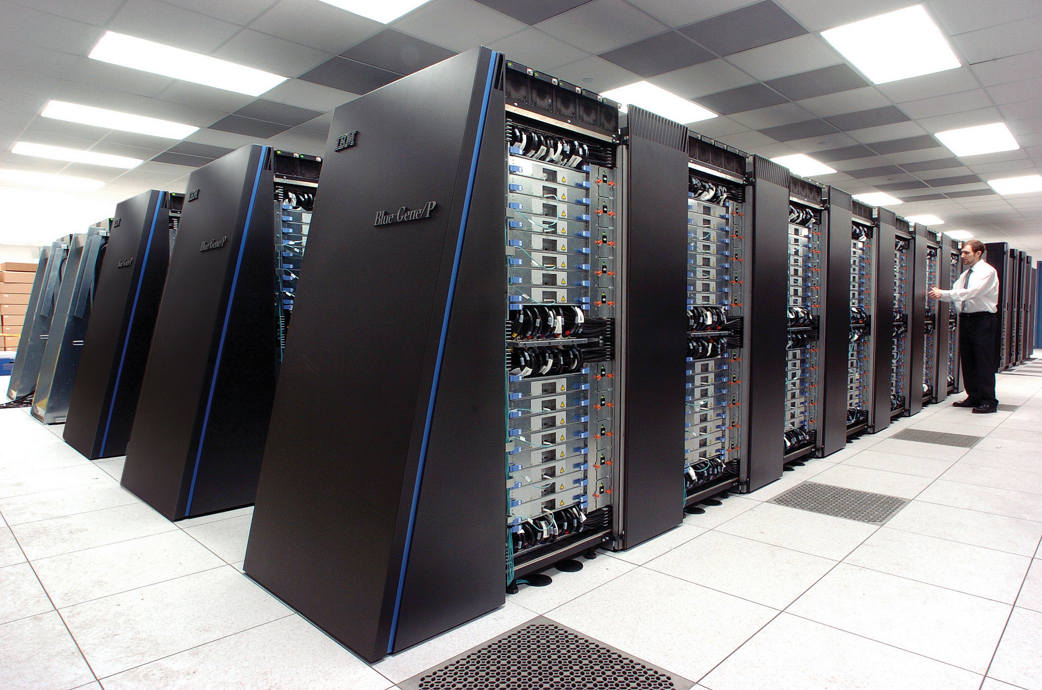 Une vue d'un des superordinateurs Blue Gene/P d'IBM. Gourmands en énergie, ils nécessitent d'être refroidis. On aurait tout intérêt à disposer de puces dissipant moins de chaleur et consommant moins d'énergie. © Wikipédia, CC by-sa 2.0