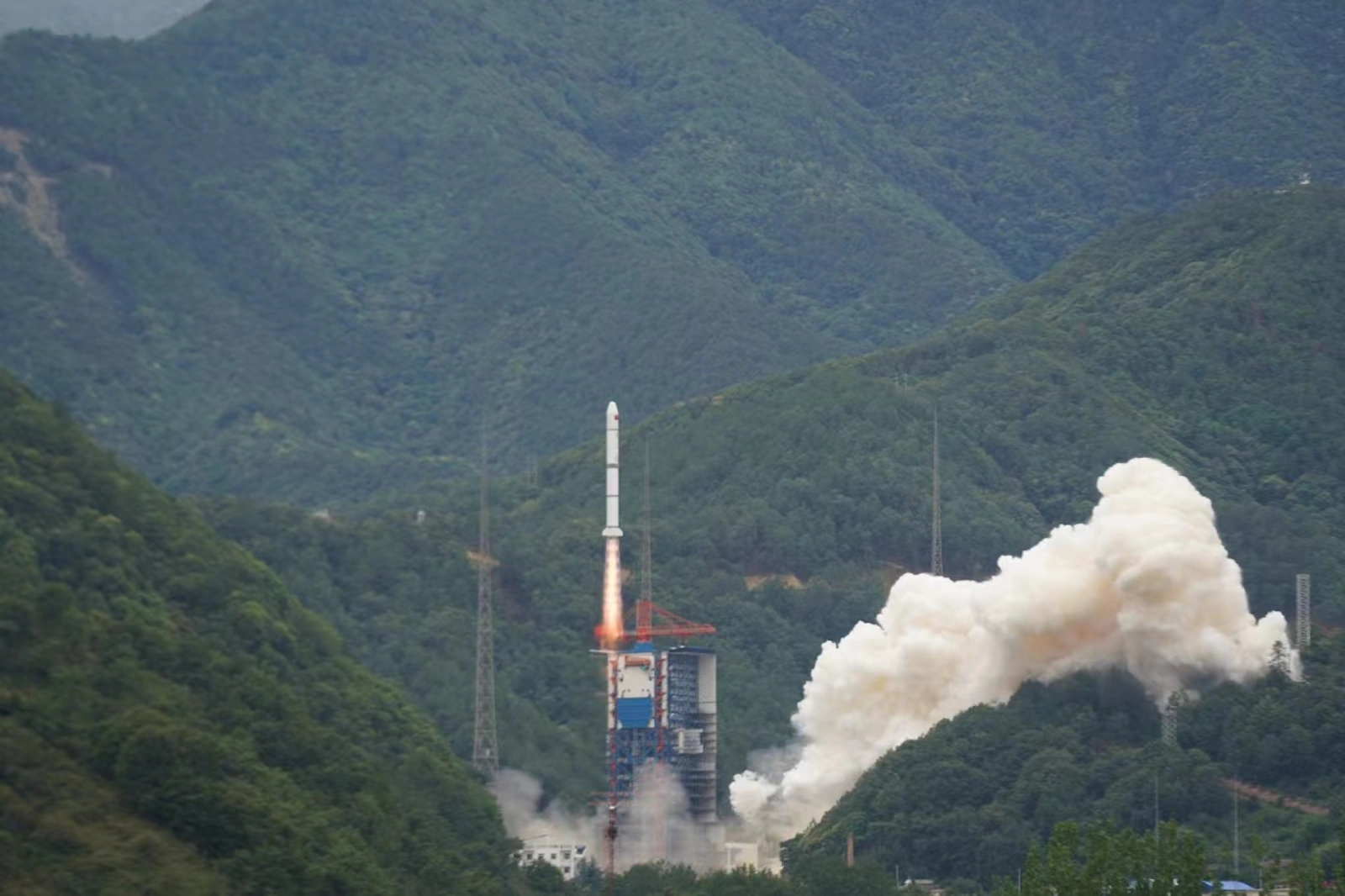 Décollage de la fusée Long March 2C emportant le satellite franco-chinois Svom pour étudier les sursauts gamma. © CNSA