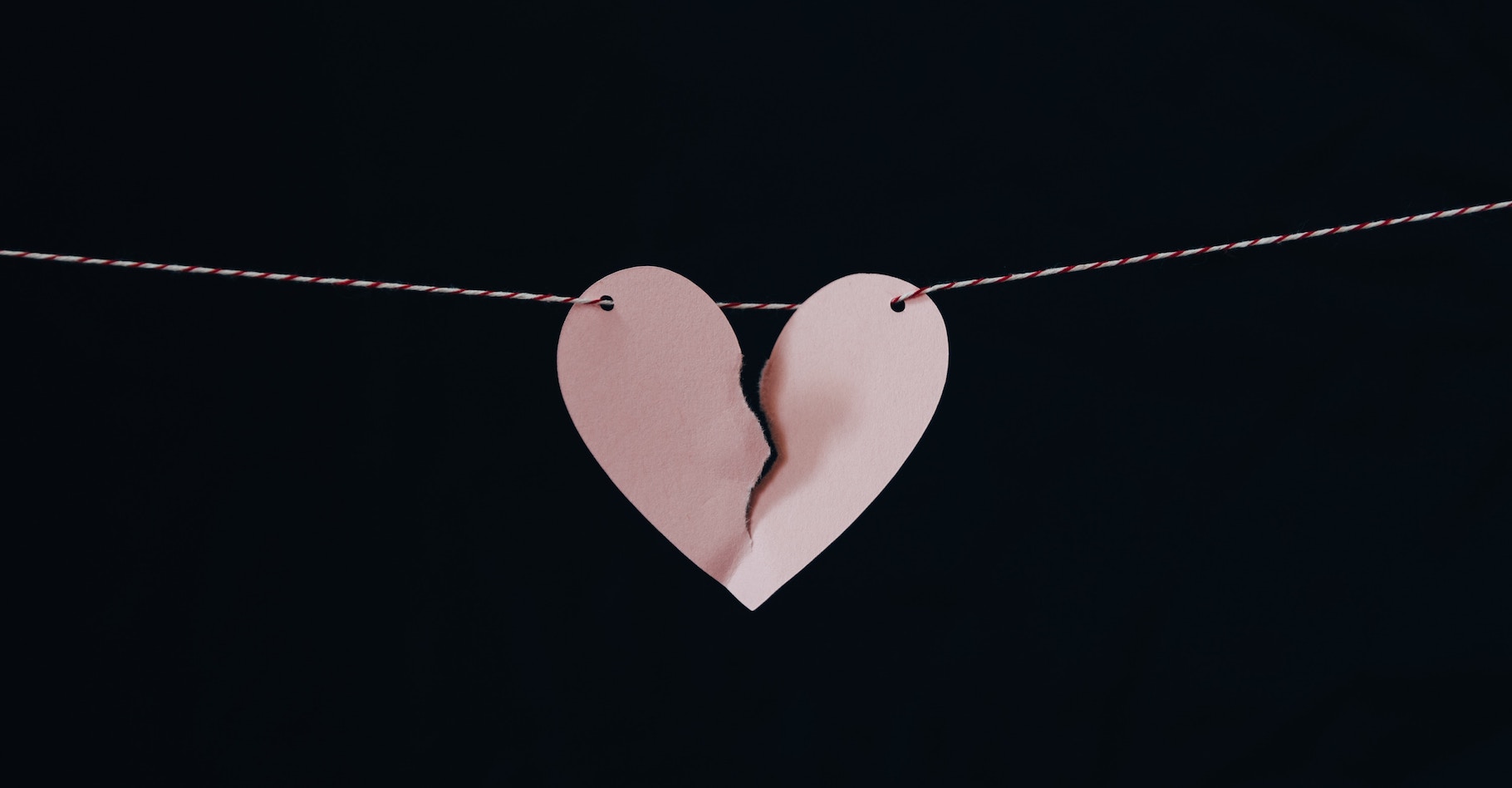 L’amour peut briser les cœurs. Au sens propre du terme. Les spécialistes parlent alors de cardiomyopathie de Tako-Tsubo. © Kelly Sikkema, Unsplash