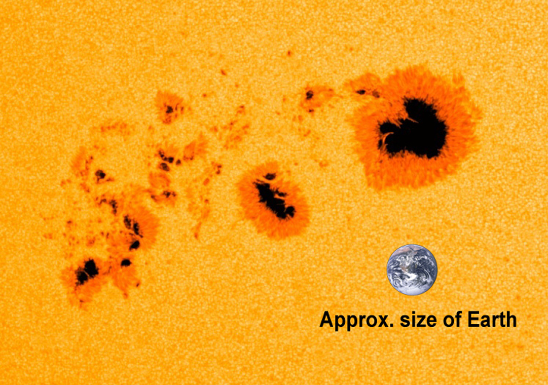La tache solaire que l'on voit sur cette image a été nommée AR1944 dans la nomenclature des astrophysiciens. C'est la plus grande observée depuis neuf ans. Les taches apparaissent sombres, car elles sont à des températures inférieures à celle de la photosphère environnante (plus brillante). Le champ magnétique y est en effet si intense, parfois 1.000 fois plus que le champ magnétique « moyen » à la « surface » du Soleil, qu'il inhibe localement la convection du plasma solaire, qui devient donc plus froid. © Nasa