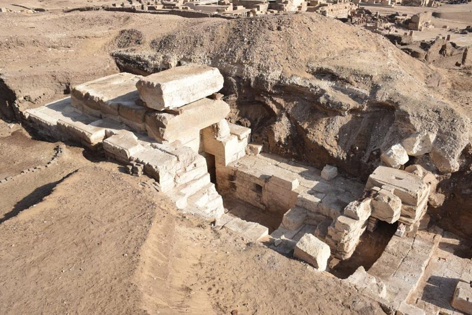 La tour nord du temple permet d'accéder à une chambre dans laquelle plusieurs types d'objets ont été entreposés il y a 2 000 ans. © Marcus Müller, Athribis Project 