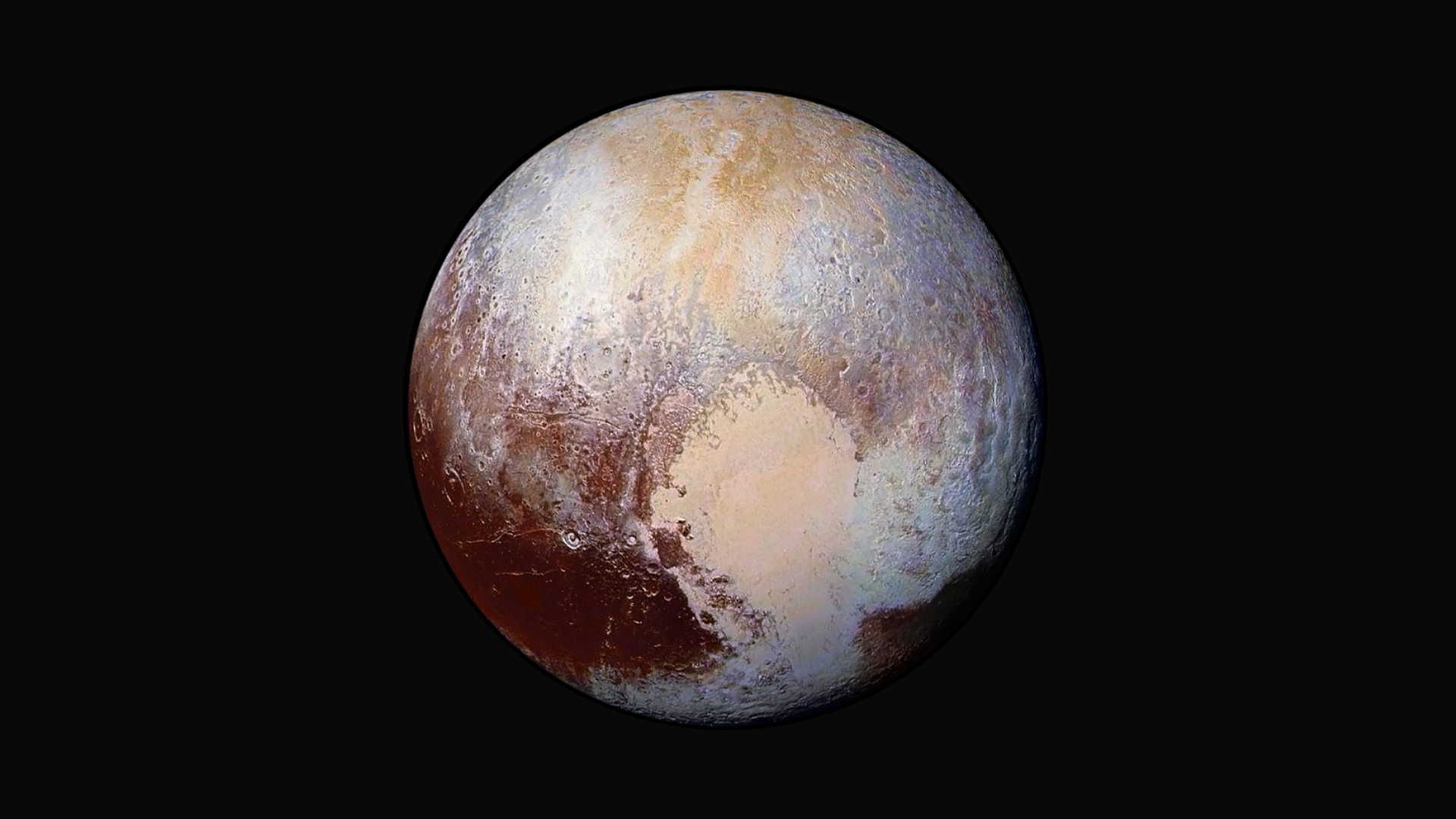 Pour ce portrait de Pluton, quatre images prises le 13 juillet avec Lorri (Long Range Reconnaissance Imager), le télescope de New Horizons, ont été superposées et colorisées à partir des données de l’instrument Ralph. Chaque tache colorée souligne la présence de matériaux différents. La sonde était à 450.000&nbsp;km de Pluton lorsque ces images ont été prises. © Nasa, JHUAPL, SwRI