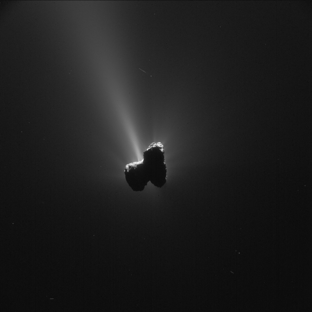 Afin de ne pas se désorienter en confondant les grains de poussière éjectés avec des étoiles, la sonde Rosetta navigue depuis plusieurs semaines à plus de 300 km du noyau bilobé de la comète 67P/Churyumov-Gerasimenko alias Tchouri. Cette image a été prise par la caméra de navigation le 11 septembre 2015, presque un mois après le périhélie, à 319 km du centre de l’astre. © Esa, Rosetta, NavCam, CC by-sa igo 3.0