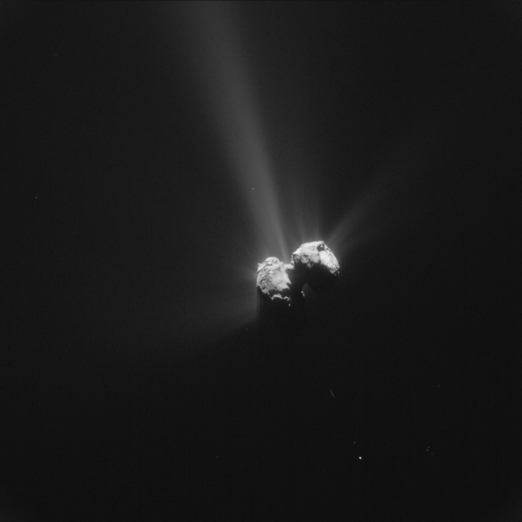 Tchouri photographiée par Rosetta à quelque 261 km de la surface, le 6 août 2015, jour anniversaire de son arrivée autour du noyau cométaire. © Esa, Rosetta, NAVCAM – CC BY-SA IGO 3.0
