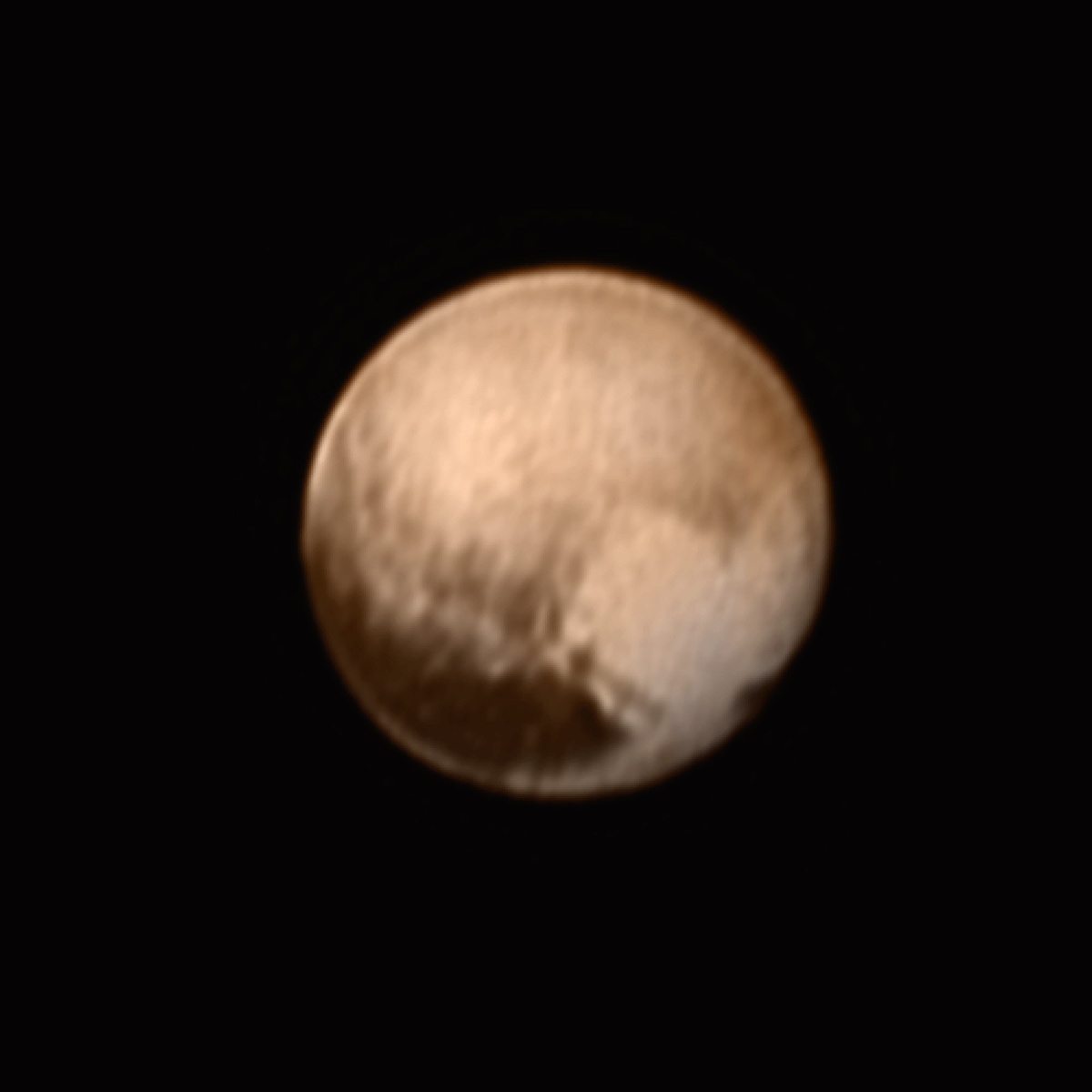 Nouvelle image de Pluton prise le 7 juillet avec le télescope Lorri de la sonde New Horizons. La région claire en forme de cœur sera survolée par la sonde spatiale le 14 juillet prochain à 11 h 50 TU. La grande tache sombre en bas à gauche de Pluton a été surnommée la « Baleine ». © Nasa, JHUAPL, SwRI