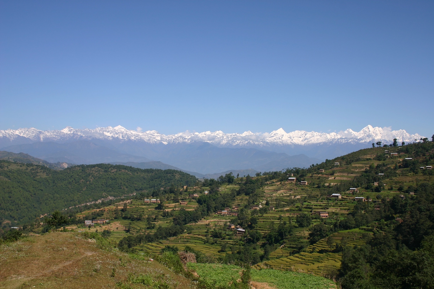 La chaîne himalayenne vue depuis la vallée de Katmandou, près de Nagarkot, au Népal. Ces montagnes témoignent de la collision entre le sous-continent indien et le Tibet, la vitesse relative des deux étant très élevée : 2 centimètres par an. © Uwe Gille, Wikimedia Commons, CC by-sa 4.0