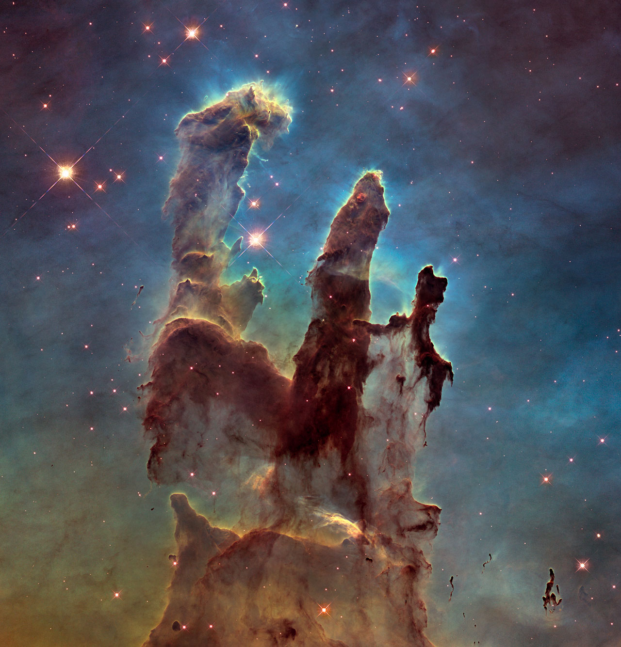 Les «&nbsp;piliers de la création&nbsp;», au centre de la nébuleuse de l’Aigle, revisités par Hubble&nbsp;dans le visible et le proche infrarouge, 19 ans après la première version devenue très célèbre. L’acuité exceptionnelle du télescope spatial nous&nbsp;livre des détails stupéfiants de ces donjons de gaz et de poussières bombardés par le rayonnement et le souffle des étoiles massives de l’amas d'étoiles&nbsp;situé à proximité. Les chercheurs qui étudient ces structures en proie à l’érosion peuvent observer ce qui se trame au plus profond des piliers. © Nasa,&nbsp;Esa, Hubble, the Hubble Heritage Team