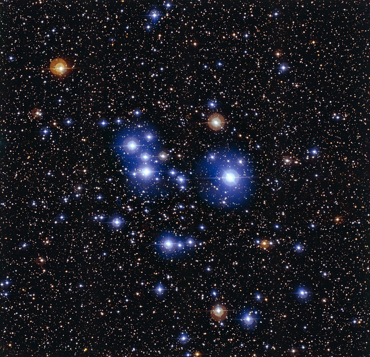 
Messier 47 est l’un des amas ouverts les moins peuplés connus des astronomes. Il réunit une cinquantaine d’étoiles seulement dans un espace de quelque 12 années-lumière de diamètre. Situé à environ 1.600 années-lumière de la Terre, en direction de la constellation de la Poupe, au voisinage du Grand Chien et de la très brillante Sirius, l’essaim d’étoiles est observable dans le ciel d’hiver. © Eso