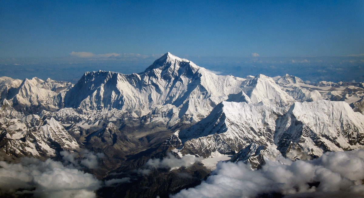 Nommé «&nbsp;Déesse mère des vents » (Qomolangma) par les Tibétains, le mont Everest a gagné 3 cm en une décennie. Le séisme du Népal du 25 avril l’aurait déplacé de 3 cm vers le sud-ouest. © Papa Lima Whiskey 2, Wikipedia Commons