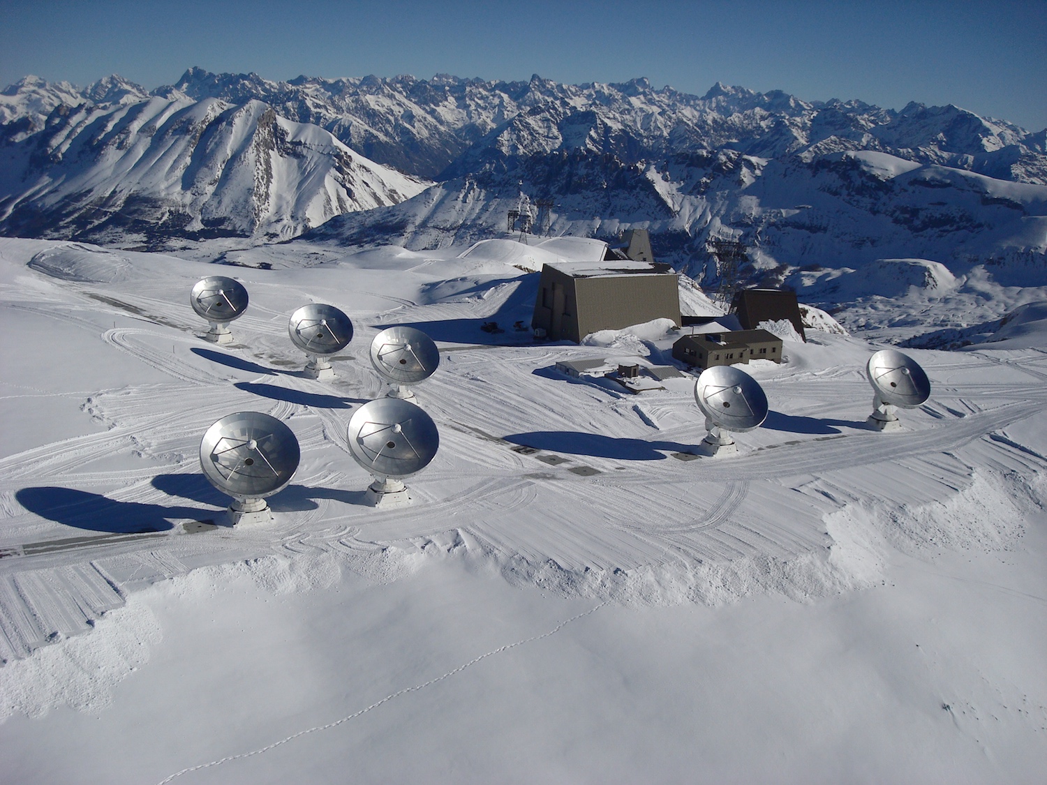 Le télescope Noema déployé sur le Plateau de Bure, dans les Hautes-Alpes, est actuellement composé de sept antennes de 15 mètres de diamètre. Cinq autres viendront compléter l’installation qui est d’ores et déjà l’interféromètre le plus puissant de l’hémisphère nord. © André Rambaud, Iram