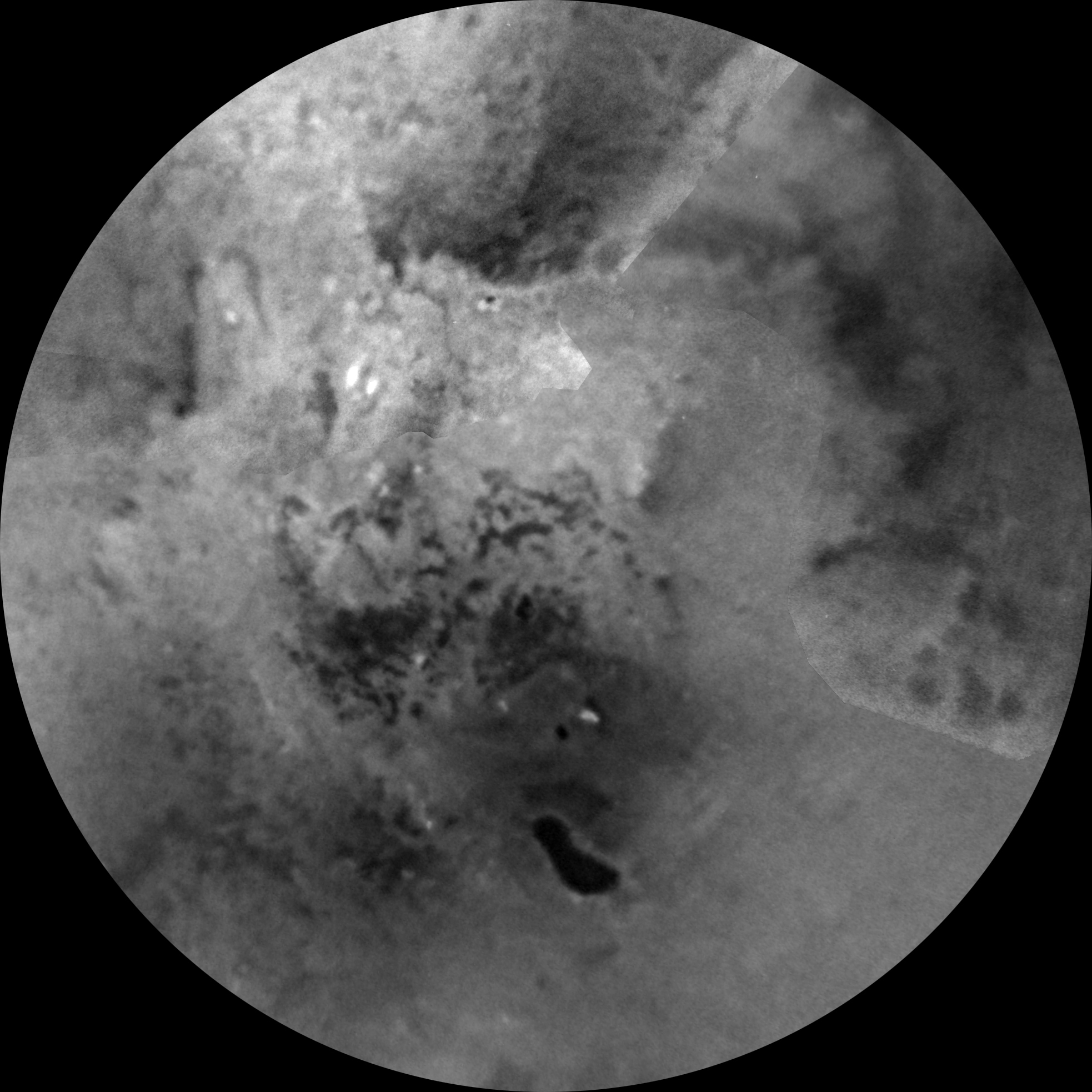 Images assemblées du pôle sud de Titan, prises le 7 avril 2014 lors du centième survol de Cassini, avec un filtre centré à 938 nm permettant d’étudier les variations d’albédo. Les taches sombres sont des lacs de méthane liquide. Ils sont moins nombreux qu’au pôle nord. © Nasa, JPL-Caltech, Space Science Institute