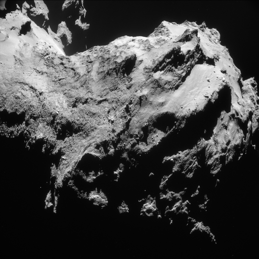 Image prise par Rosetta le 19 septembre 2014 à 28,3 km du centre du noyau de Tchouri. La fissure visible en haut à gauche se situe sur le « cou » de la comète, dans la région nommée Hapi. À droite on aperçoit le petit lobe. Image encore jamais publiée extraite du portfolio de l’Esa « Year at a comet » (« une année autour d’une comète ») © Esa, Rosetta, Navcam – CC BY-SA IGO 3.0