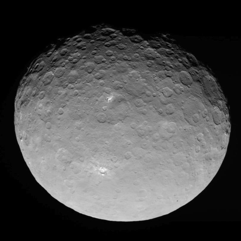 La planète naine Cérès photographiée par la mission Dawn, le 4 mai 2015 à 13.600 km de distance. Le duo de points lumineux situés dans le cratère apparaît entouré d’une multitude d’autres surfaces réfléchissantes. © Nasa, JPL-Caltech, Ucla, MPS, DLR, IDA