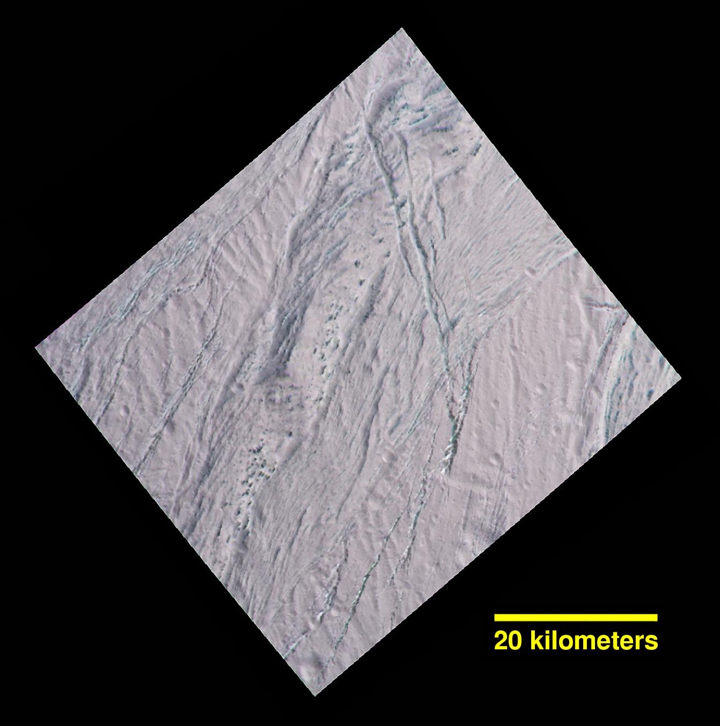 Située quelques degrés sous l’équateur d’Encelade, cette région arbore un réseau complexe de fractures et des éléments sombres jonchés sur les reliefs. L’image a été prise le 19 décembre 2015, lors du dernier survol de ce satellite de 500 km de diamètre de Saturne par la sonde Cassini. Le nord est en haut. © Nasa, JPL-Caltech,&nbsp;Space Science Institute