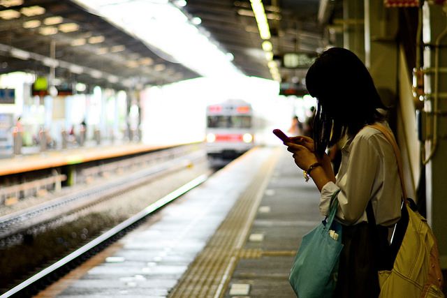 Vous n’arrivez pas à lâcher votre portable ? Un questionnaire permet de savoir à quel point vous êtes atteint de nomophobie. © Toshihiro Gamo, Flickr, CC by nc nd 2.0