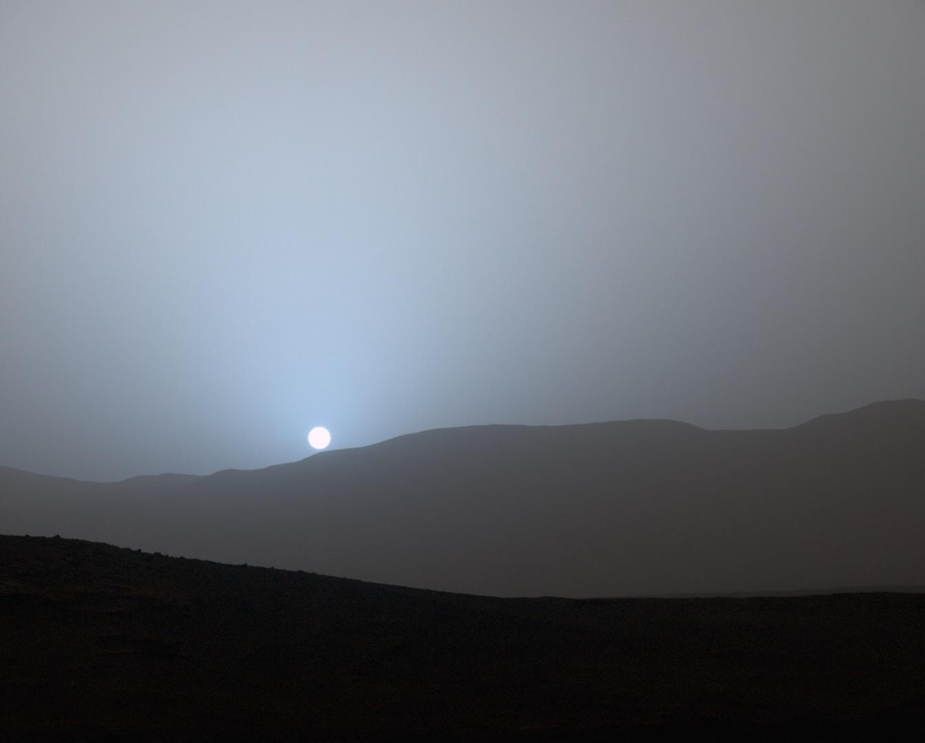 L'œil gauche de la caméra MastCam de Curiosity a pris en photo un étonnant coucher de Soleil depuis Mars le 15 avril 2015. © Nasa, JPL-Caltech, MSSS, Texas A&amp;M University