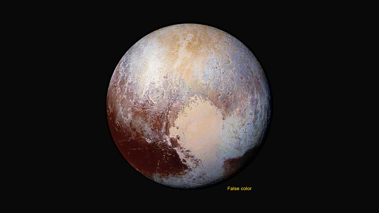 Quatre images de Lorri ont été superposées et combinées avec les données de l’instrument Ralph pour créer ce portrait de Pluton en fausses couleurs. New Horizons n’était alors, le 14 juillet 2015, qu’à 450.000 km de la surface de la planète naine. On peut observer des structures de 2,2 km au minimum. La tache jaunâtre qui s’étend au pôle trahit la présence de glace d’azote. Quant au Cœur, Tombaugh regio, ou région Tombaugh, on en distingue deux parties. Celle de gauche, à l’ouest, apparaît plus riche en glace de monoxyde de carbone tandis que celle de droite témoigne de présence de glace de méthane. © Nasa, JHUAPL, SwRI