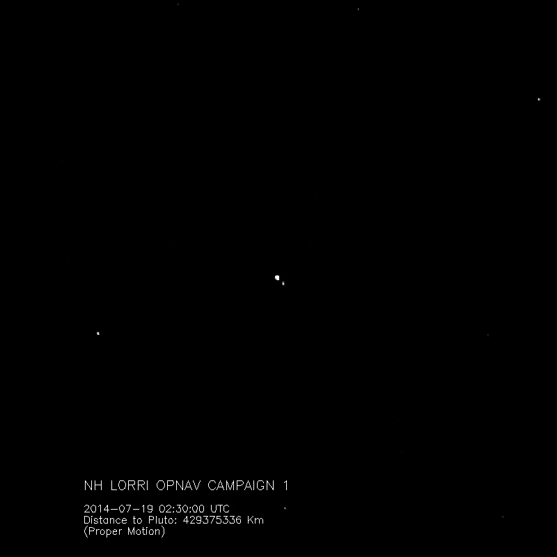 Pluton et Charon forment un véritable système binaire dont le barycentre est situé entre les deux corps. Sur ces images prises fin juillet 2014, à plus de 400 millions de km de leur destination par la caméra Lorri de la mission New Horizons, on peut observer la danse de ces deux astres séparés de quelque 18.000 km. Sur ce cliché, Pluton, le plus grand des deux corps, occupe 4 pixels contre 2 pour Charon. © Nasa, Johns Hopkins University Applied Physics Laboratory, Southwest Research Institute
